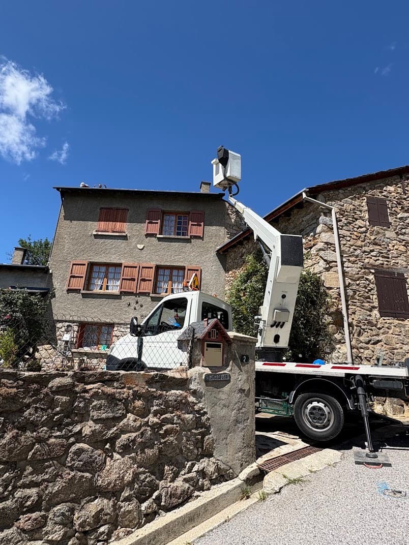Rénovation de toiture en tuiles réalisée par Techni Couverture dans l’Hérault